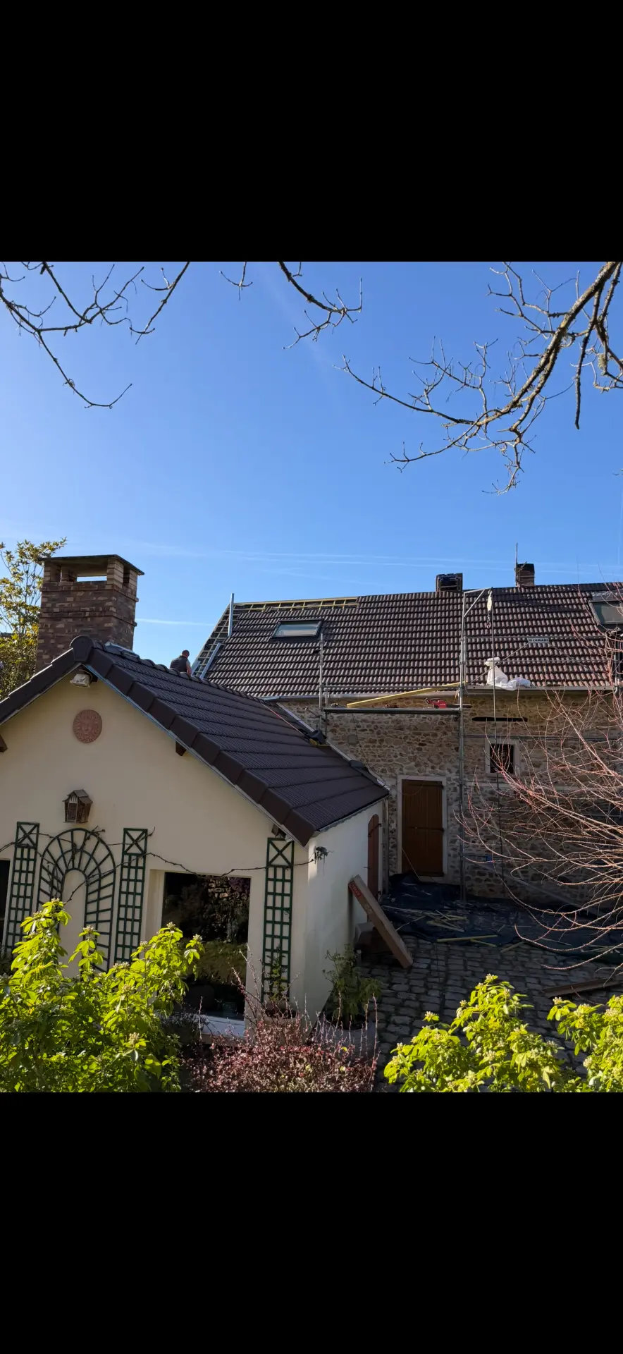 Rénovation de toiture sur une maison en pierre