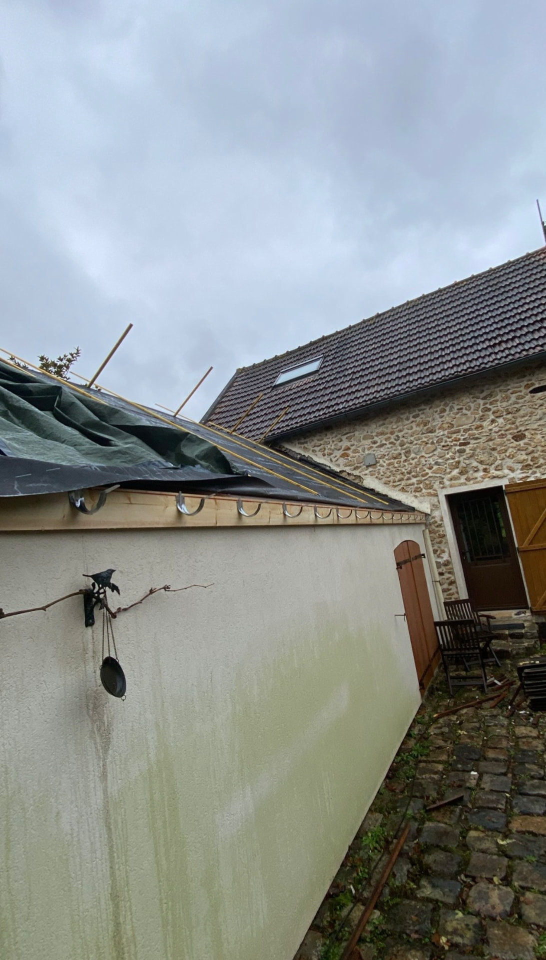 Chantier de couverture en cours, liteaux et bâche